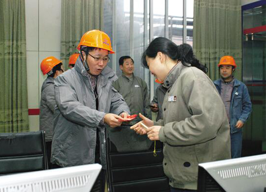 彭传勇 宁忠培 袁忠新年慰问坚守一线员工