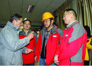 开云官方入口登录公司领导大年三十慰问生产一线员工