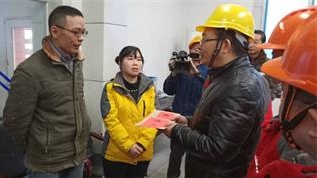 集团公司党委书记董事长谭光军一行慰问开云官方入口登录困难员工