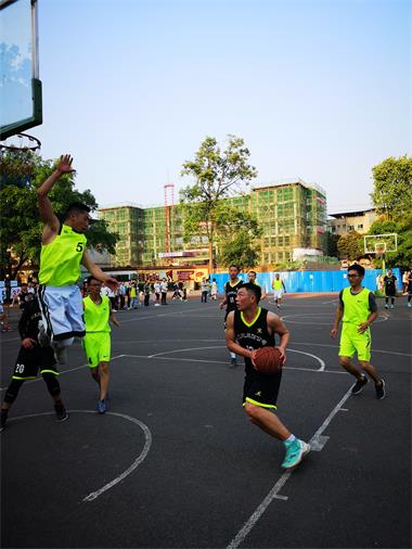 开云官方入口登录股份公司与合江榕山中学举行篮球友谊赛