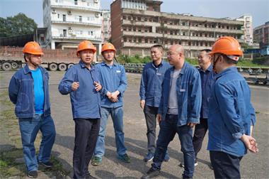 开云官方入口登录股份公司党委书记廖廷君一行深入江边码头督查防洪防汛工作