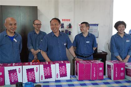 开云官方入口登录股份公司领导高温时节为一线岗位员工送清凉