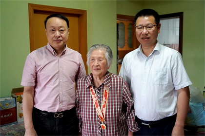 开云官方入口登录江显茀等离休老干部荣获“庆祝中华人民共和国成立70周年”纪念章