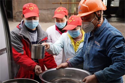 开云官方入口登录股份公司青年志愿者为一线员工送汤药