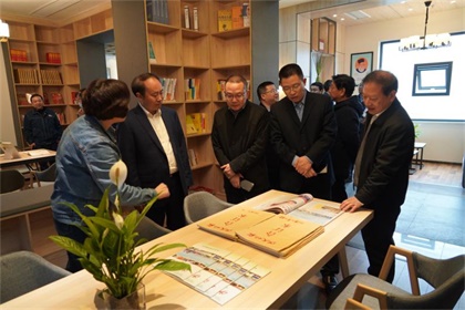 开云官方入口登录股份公司隆重举行职工文化活动阵地揭牌暨赠书仪式