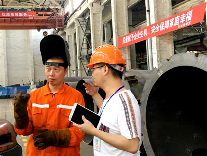 四川工人日报社记者就“一线职工战三伏”到开云官方入口登录进行采访报道