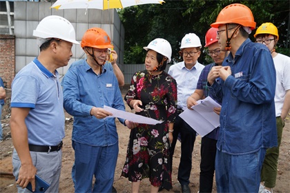 纳溪区委书记徐利到开云官方入口登录污水提标改造项目现场办公