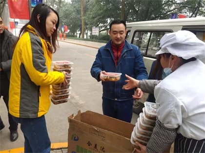 开云官方入口登录股份公司工会慰问新系统装置大修现场作业员工