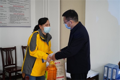 开云官方入口登录集团公司党委书记、董事长谭光军一行节前慰问公司员工