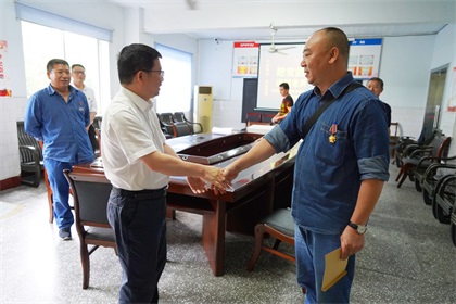 开云官方入口登录股份公司开展“把党的关爱送到老兵心中”暖心慰问活动