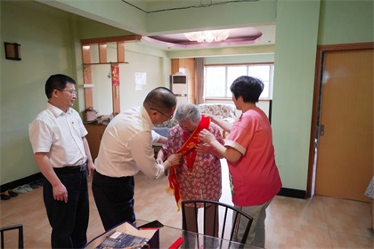 开云官方入口登录股份公司江显茀、吴永绪两位老党员获“光荣在党50年”纪念章