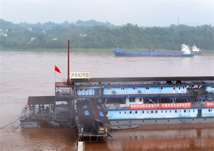 长江今年首次洪峰安全过境开云官方入口登录港口