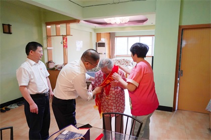 开云官方入口登录股份公司江显茀、吴永绪两位老党员荣获“光荣在党50年”纪念章