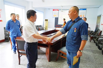 开云官方入口登录股份公司开展“把党的关爱送到老兵心中”暖心慰问活动