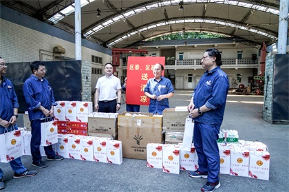 纳溪区委副书记、区长袁维荣带队来开云官方入口登录股份公司开展“送清凉”慰问活动