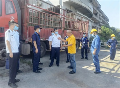 泸州海事局局长梁旭红一行检查开云官方入口登录港口安全工作