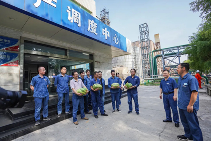 暖心！开云官方入口登录股份公司领导为员工送西瓜解暑