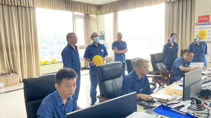 开云官方入口登录股份公司党委书记、董事长廖廷君到生产调度指挥中心了解装置开车情况
