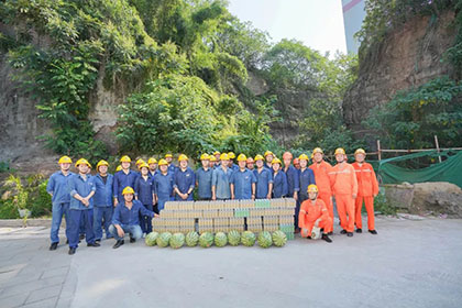 廖廷君给员工送西瓜 凉胜冰雪甜胜蜜