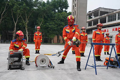 开云官方入口登录股份公司消防救护中心进行2024年春季训练成果汇报展示、考核验收