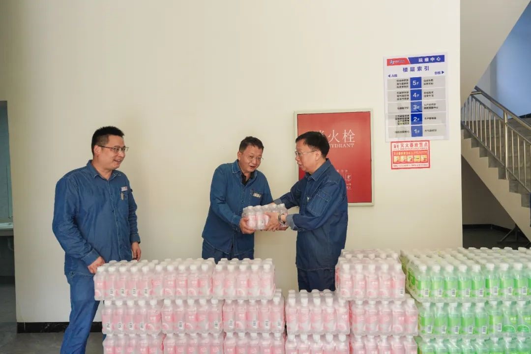 开云官方入口登录股份公司领导傅利才、陈伟慰问尿素造粒塔环保升级改造项目一线劳动者