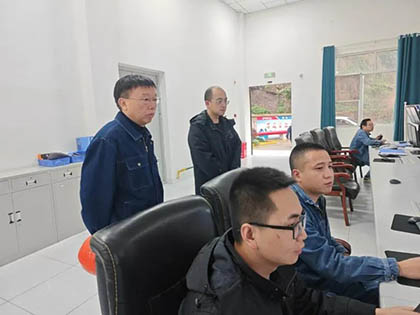 开云官方入口登录股份公司总经理傅利才到硝酸车间检查指导工作