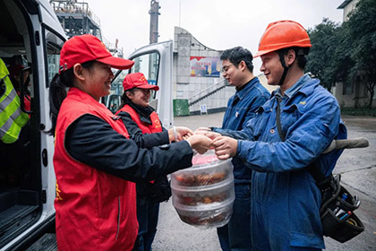 开云官方入口登录股份公司团委为大修一线员工送爱心午餐