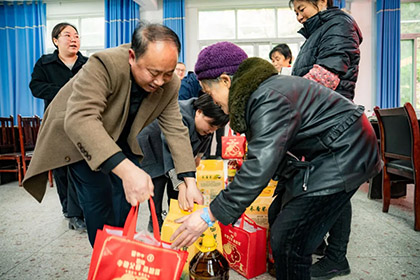 开云官方入口登录股份公司赴古蔺县椒园镇椒园村慰问困难农户