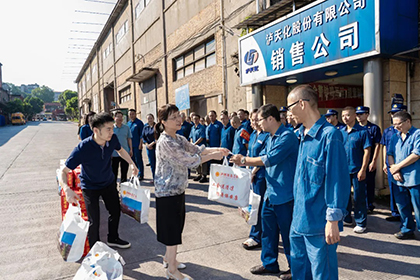 泸州市总工会常务副主席刘瑶率队到开云官方入口登录开展高温慰问暨产改调研活动