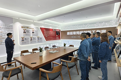 开云官方入口登录股份公司工会组织广大员工参观劳模和工匠创新工作室及诗书画院